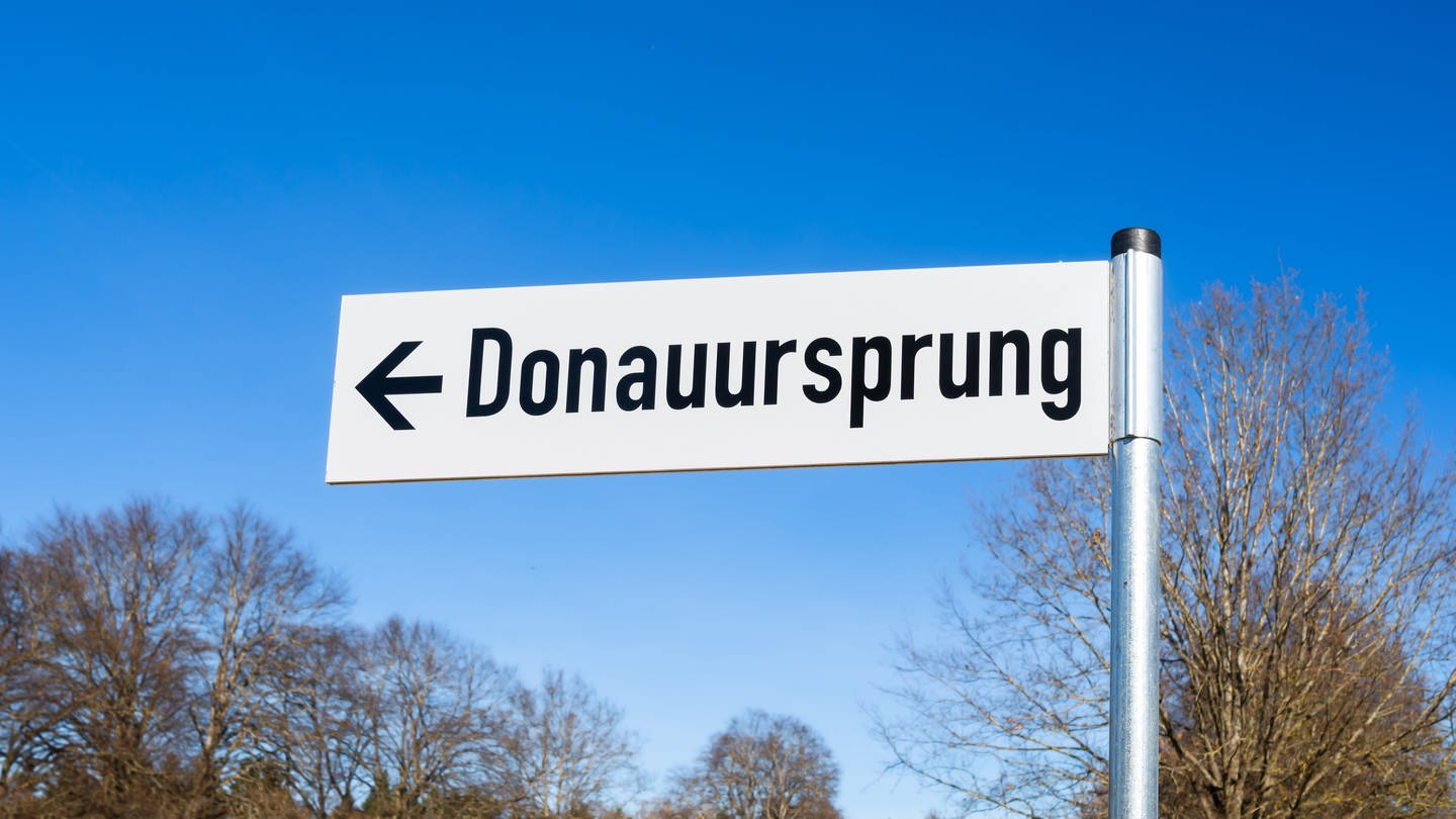Ein Schild weißt den Weg zum Donauursprung
