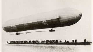 Der Erstflug des Luftschiff-Prototyps Zeppelin LZ1