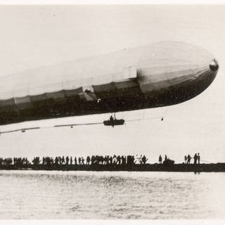 Der Erstflug des Luftschiff-Prototyps Zeppelin LZ1