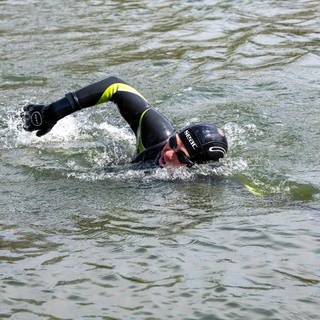 Chemie-Professor Andreas Fath schwimmt durch die Donau