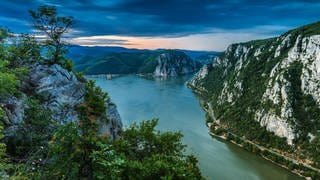 Landschaft in der Donauschlucht Cazanele Mari von der rumänischen Seite gesehen 