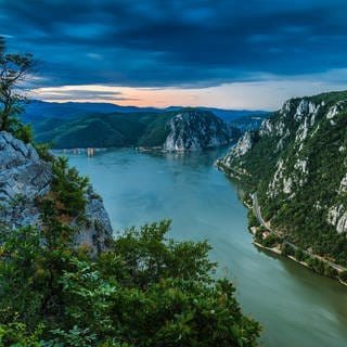 Landschaft in der Donauschlucht Cazanele Mari von der rumänischen Seite gesehen 