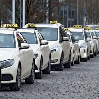 Viele Taxis stehen Schlange, warten in Reihe am Taxistand, Messe, München,