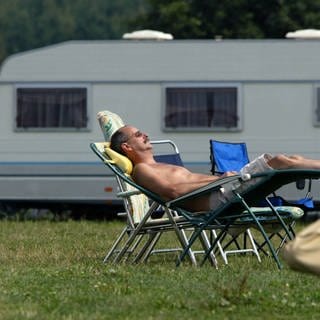 Campingidylle - Mann schläft auf einem Liegestuhl auf dem Campingplatz Kleinröhrsdorf