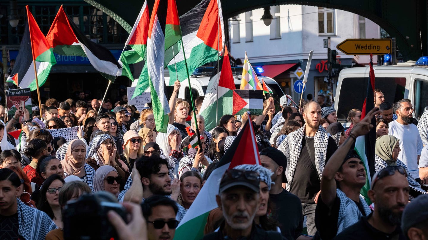 Mehrere hundert pro-palästinensische Demonstranten Anfang Juni 2024 bei einer Demonstration durch den Berliner Stadtteil Prenzlauer Berg unter dem Motto 