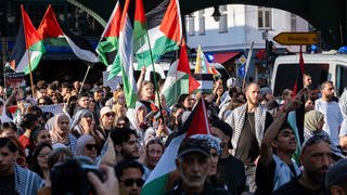 Mehrere hundert pro-palästinensische Demonstranten Anfang Juni 2024 bei einer Demonstration durch den Berliner Stadtteil Prenzlauer Berg unter dem Motto "Jabalia, Rafah, Jenin, Ramallah, Take your hands off Palestine".