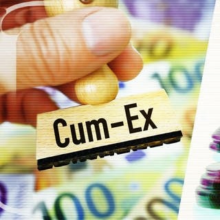 FOTOMONTAGE, Hand hält Stempel mit Aufschrift Cum-Ex vor Geldscheinen und Richterhammer, Cum-Ex-Steuerskandal 