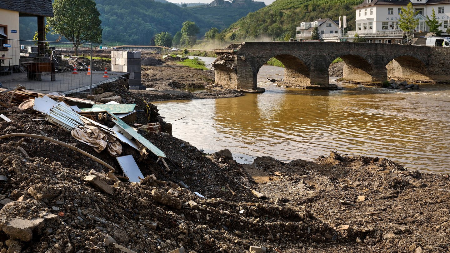 Zerstörung der historischen Nepomuk-Brücke durch die Flutkatastrophe im Ahrtal