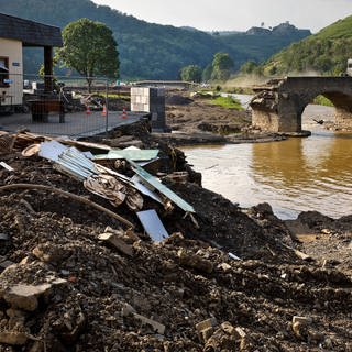 Zerstörung der historischen Nepomuk-Brücke durch die Flutkatastrophe im Ahrtal