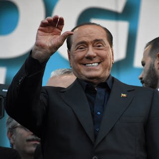 Zur Lebenszeit sorgte Silvio Berlusconi, ehemaliger italienischer Ministerpräsident, für Skandalen und Unruhe. Auch ein Jahr nach seinem Tod wird immer noch über diese umstrittige Persönlichkeit debattiert. 