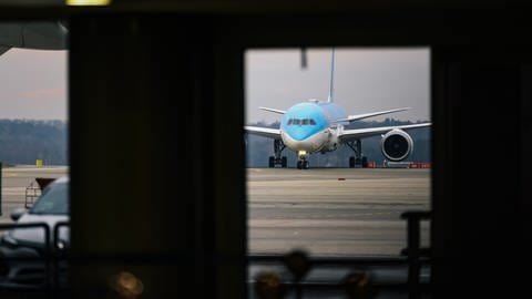 Ein Flugzeug steht auf der Landebahn am Flughafen Malpensa Mailand