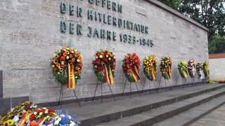Gedenkstätte für die Opfer der nationalsozialistischen Diktatur am 20. Juli 1944: 10 Blumenkränze vor der Gedenkinschrift zur Feierstunde 2011