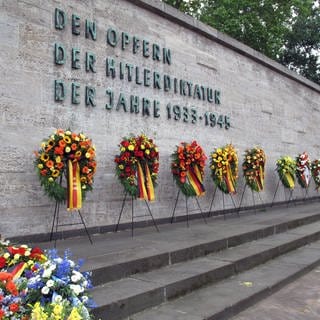 Gedenkstätte für die Opfer der nationalsozialistischen Diktatur am 20. Juli 1944: 10 Blumenkränze vor der Gedenkinschrift zur Feierstunde 2011