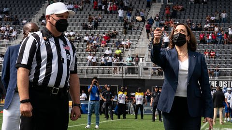 Kamala Harris wirft die Münze vor einem College-Footballspiel