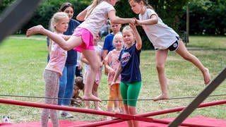 Rund 100 Kinder üben beim Sommerferien-Mitmach-Zirkus des städtischen Jugendamtes.