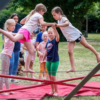 Rund 100 Kinder üben beim Sommerferien-Mitmach-Zirkus des städtischen Jugendamtes.
