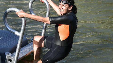 Die Bürgermeisterin von Paris Anne Hidalgo schwimmt in der Seine in Paris am 17. Juli 2024