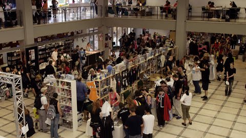 Animagic 2005: Blick in den Händlerraum in der Rhein-Mosel-Halle. Anime-Fans flanieren durch die Reihen von Messeständen, die auf zwei Etagen aufgeteilt sind.