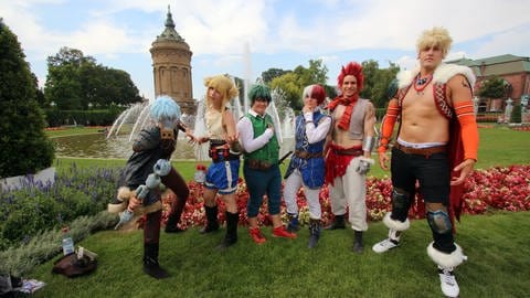 Animagic 2018: Cosplayer*innen aus der Serie "My Hero Academia" posieren im Park vor dem Mannheimer Wasserturm.