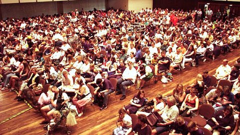 Animagic 1999: Der Veranstaltungssaal der Rhein-Mosel-Halle ist voll besetzt mit Anime- und Manga-Fans