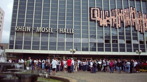 Animagic 1999: Fans am Eingang der Rhein-Mosel-Halle warten auf Einlass