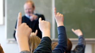 Schüler melden sich im Unterricht