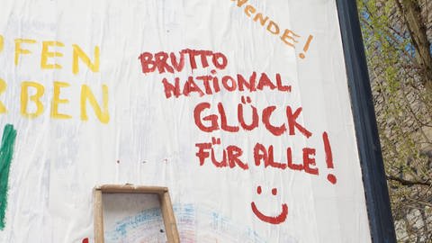 Wandbemalung „Bruttonationalglück für alle"