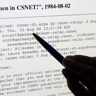 Eine Hand zeigt am 21.07.2009 in Karlsruhe auf einem Computerbildschirm auf die erste E-Mail in Deutschland, die am 3.8.1984 in Karlsruhe empfangen wurde. 