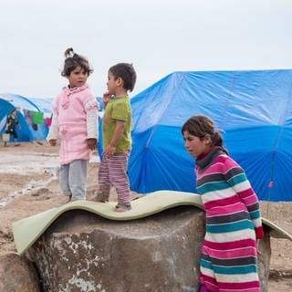 Kinder in einem Flüchtlingscamp für Jesiden