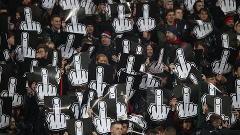 Fans zeigen dem DFB 2019 kollektiv den Mittelfinger, Anlass sind Montagsspiele 