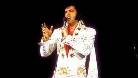 Elvis Presley singt im Bühnenoutfit 