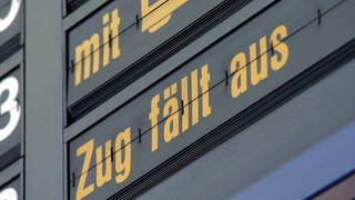 Die Zug-Anzeige der Abfahrten im Münchner Hauptbahnhof informiert über den Ausfall eines Zuges im Fernverkehr. 