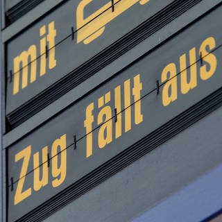 Die Zug-Anzeige der Abfahrten im Münchner Hauptbahnhof informiert über den Ausfall eines Zuges im Fernverkehr. 