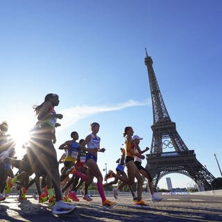 Marathonläuferinnen passieren den Eifelturm beim olympischen Rennen