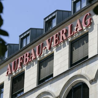 Die Fassade des Aufbau Verlages in Berlin