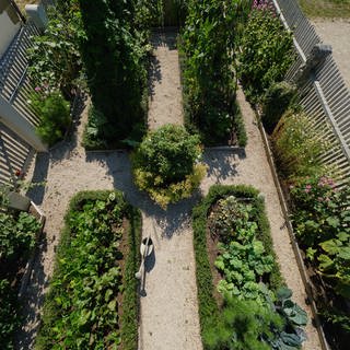 Blick von oben auf den Bauerngarten am Haus aus Öschelbronn