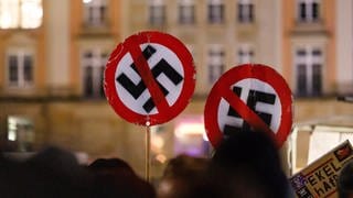 Auf dem Dresdener Altmarkt demonstrieren Buerger unter dem Motto Dresden mahnt gegen eine Versammlung der AFD.