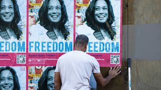 Wahlkampfplakate für Kamala Harris mit der Aufschrift "freedom"