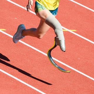 Paralympics, Paris 2024, Leichtathletik Training, eine Athletin aus Australien sprintet mit einer Prothese.