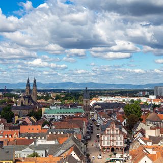 Luftansicht von mehreren Gebäuden und Straßen in Speyer