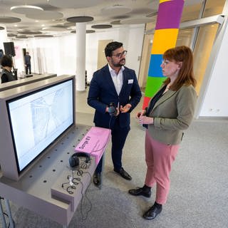 Khaldun Al Saadi (l) aus der Projektleitung, unterhält sich im zukünftigen Dokumentationszentrum zum NSU-Komplex in Sachsen