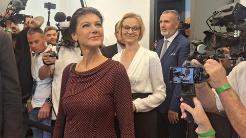 Das BSW betritt einen Saal mit Pressevertretern nach den Wahlen in Sachsen und Thüringen Sahra Wagenknecht betritt mit Spitzenkandidatin Katja Wolf und Steffen Schütz den Saal