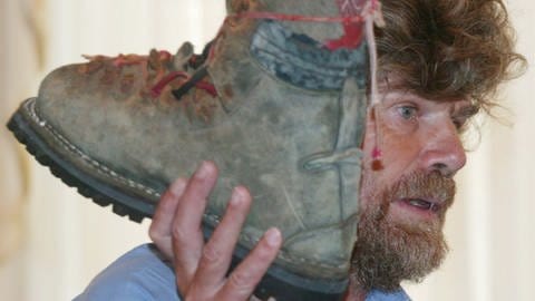 Reinhold Messner mit dem 2005 gefundenen Schuh seines Bruders Günther