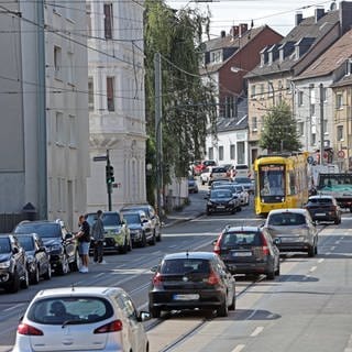 stark frequentierte Altendorfer Straße in Essen 