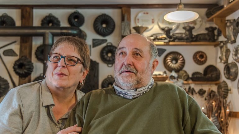 Brigitte und Theo Lukas in ihrem Ofen- und Eisenmuseum in der Eifel