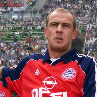 Mario Basler (Bayern) lässig auf der Bank Fußball 1. BL Herren Saison 19992000, FC Bayern München Einzelbild Olympiastadion München Spannung, Skepsis, Nachdenklichkeit,