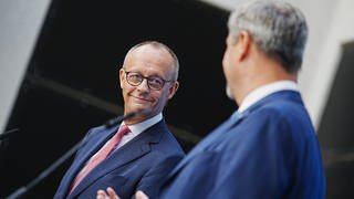 Friedrich Merz (l), CDU-Bundesvorsitzender und Unionsfraktionsvorsitzender, und Markus Söder