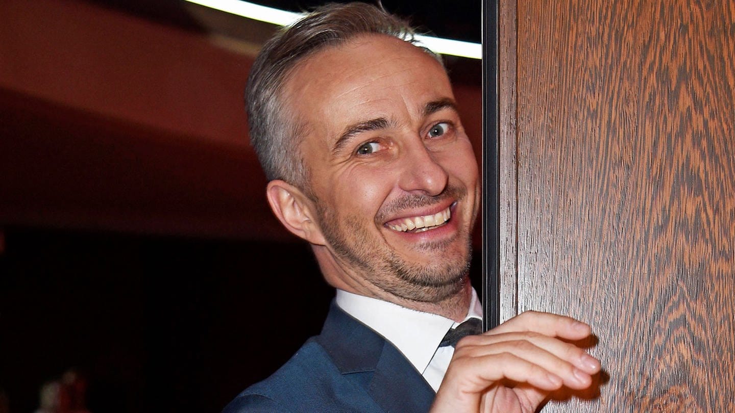 Kabarettist Jan Böhmermann am Rande der 59. Verleihung der Grimme-Preise 2023 im Stadttheater Marl. Der Grimme-Preis ist eine Auszeichnung für Fernsehsendungen in Deutschland und gilt als renommiertester Medienpreis Deutschlands. Marl, 21.04.2023