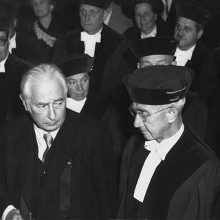 Bundespräsident Theodor Heuss (l-r), Dr. Hermann Höpker-Aschoff, der erste Präsident des Bundesverfassungsgerichts, und Bundeskanzler Konrad Adenauer, aufgenommen während der Feierstunde zur Eröffnung des Bundesverfassungsgerichts 