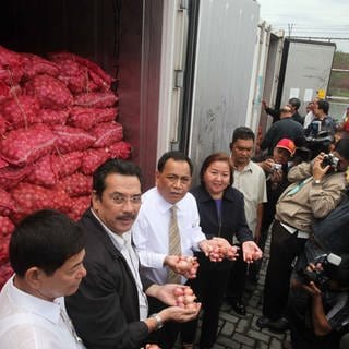 Customs authorities at the Manila Container Port. Philippines. Onions from China and India in 15 container vans worth US$500,000 were seized by customs agents allegedly for failing to present appropriate import permits. Goods illegal.